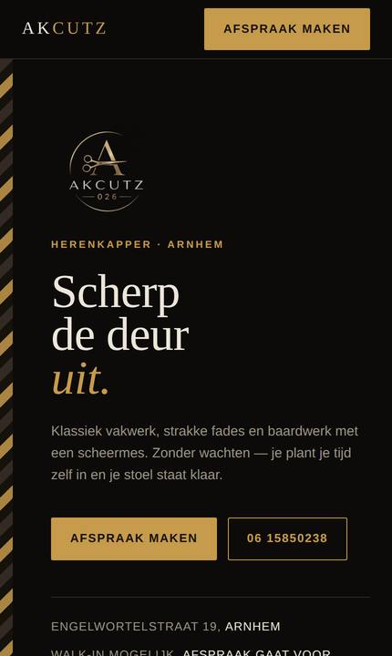 De website van Akcutz op een telefoon: donkere pagina met gouden logo en de kop Scherp de deur uit